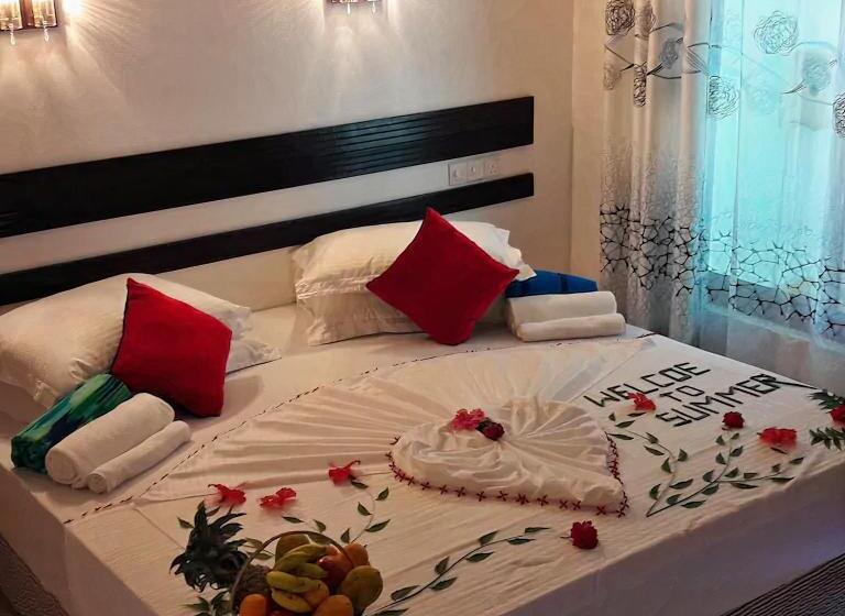 اتاق لوکس, Summer Sky Thoddoo