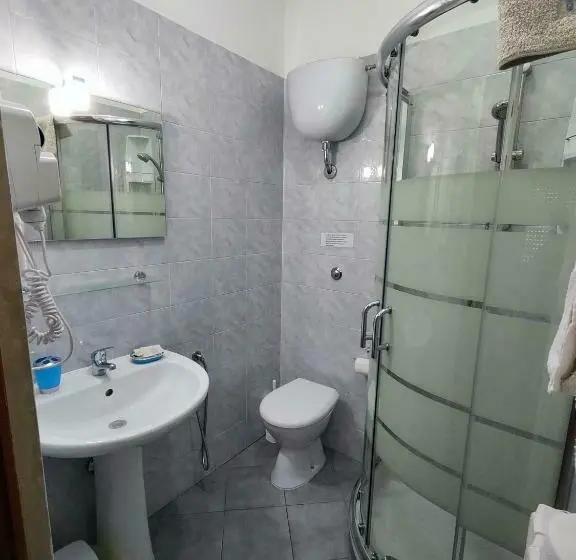 اتاق استاندارد چهارنفره با بالکن, Albergo Primavera