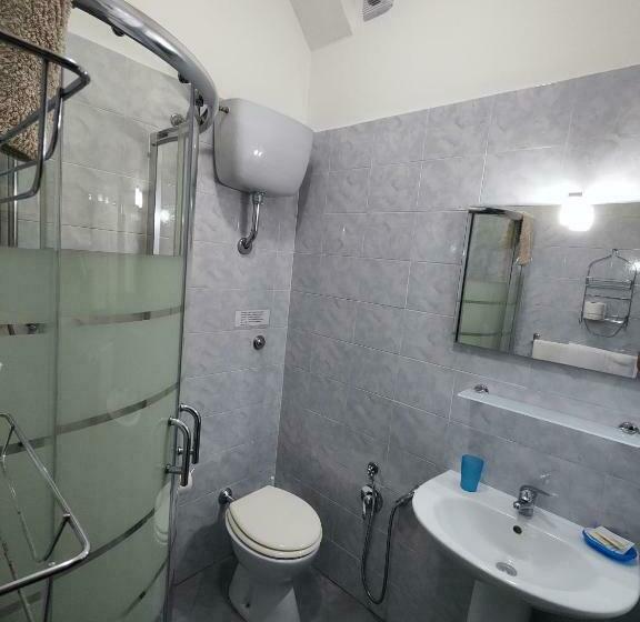 غرفة قياسية رباعية مزودة بشُرفة, Albergo Primavera