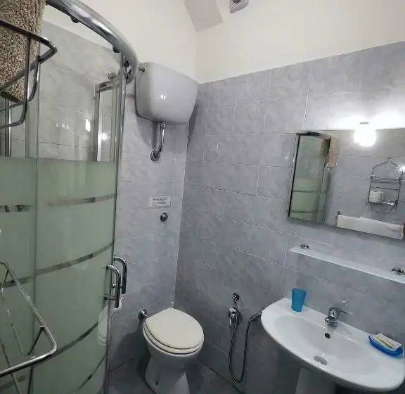 اتاق استاندارد چهارنفره با بالکن, Albergo Primavera