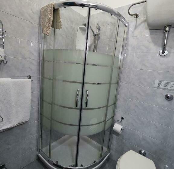 غرفة قياسية رباعية مزودة بشُرفة, Albergo Primavera