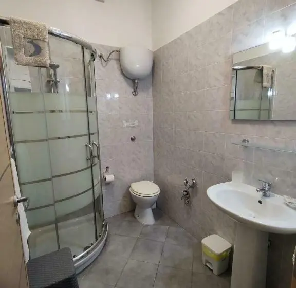 اتاق استاندارد چهارنفره با بالکن, Albergo Primavera
