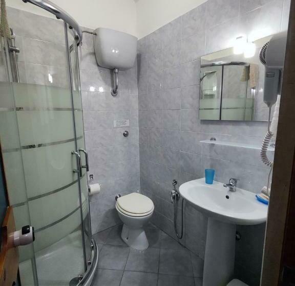 اتاق استاندارد چهارنفره با بالکن, Albergo Primavera