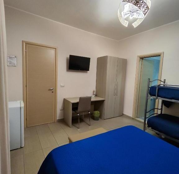 غرفة قياسية رباعية مزودة بشُرفة, Albergo Primavera