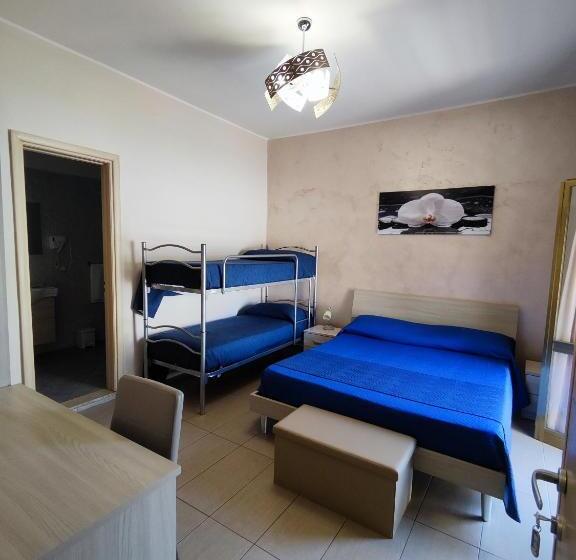 غرفة قياسية رباعية مزودة بشُرفة, Albergo Primavera