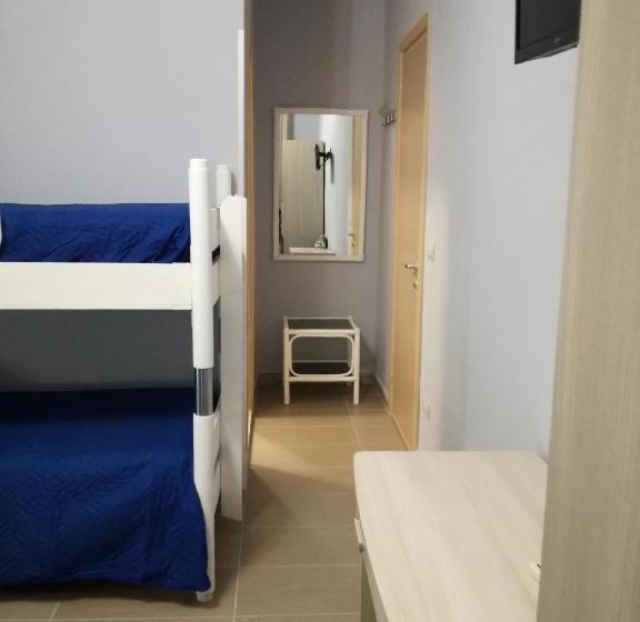 غرفة قياسية رباعية مزودة بشُرفة, Albergo Primavera