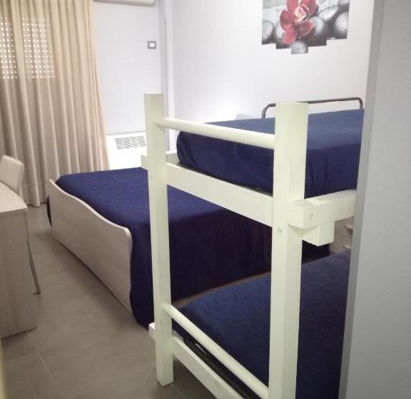 غرفة قياسية رباعية مزودة بشُرفة, Albergo Primavera