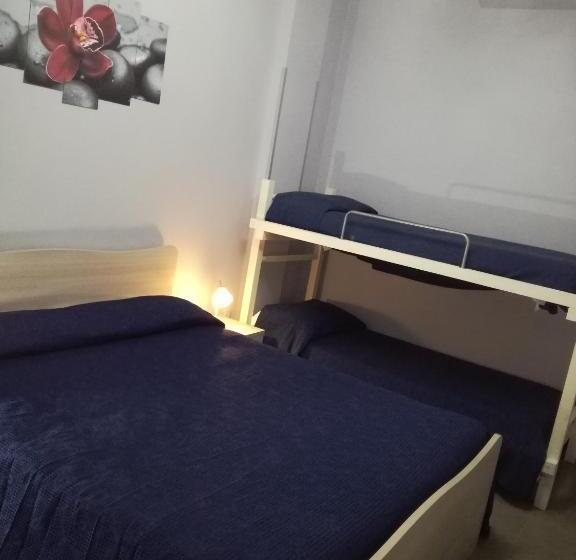 غرفة قياسية رباعية مزودة بشُرفة, Albergo Primavera