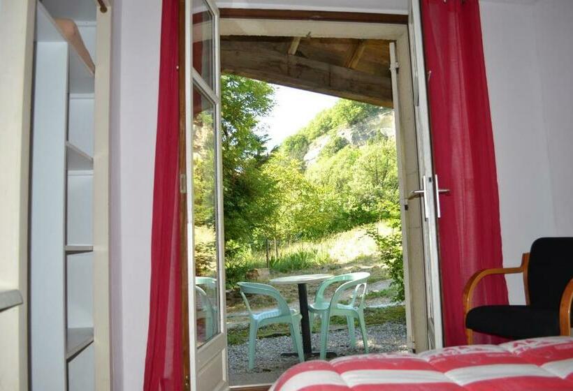 غرفة قياسية ثلاثية مزودة بتراس, Auberge Les Sibourgs