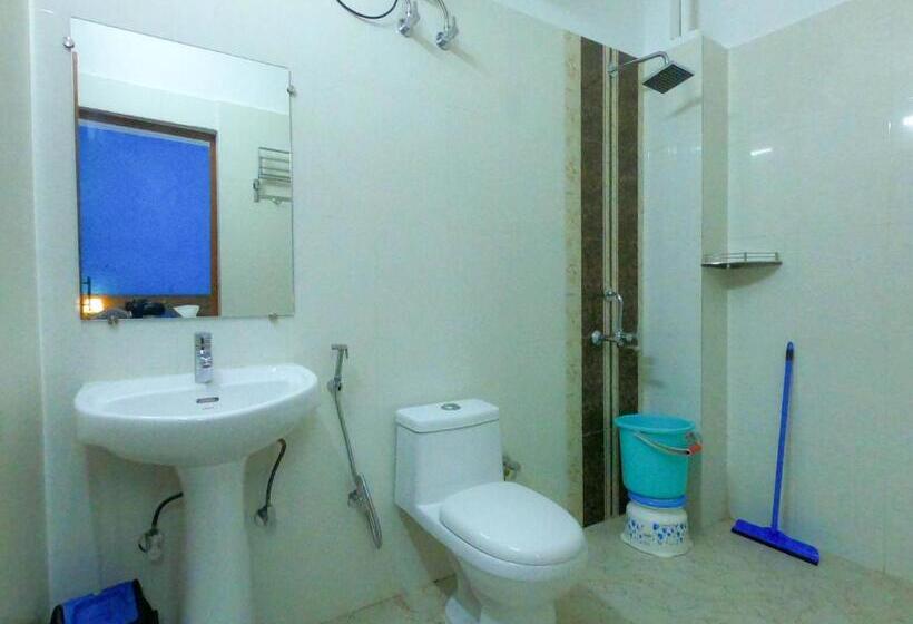 Quarto Deluxe, Live Free Hostel Varanasi