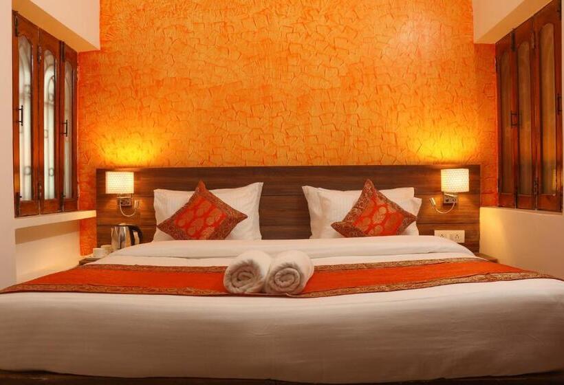 Quarto Deluxe, Live Free Hostel Varanasi