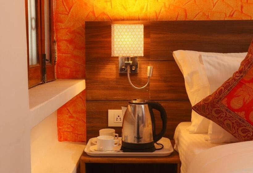 Quarto Deluxe, Live Free Hostel Varanasi