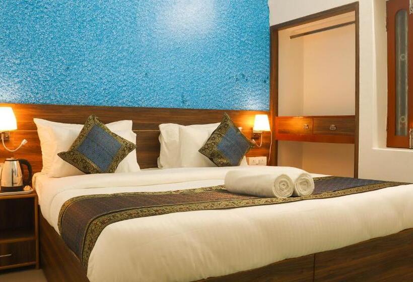 Quarto Deluxe, Live Free Hostel Varanasi