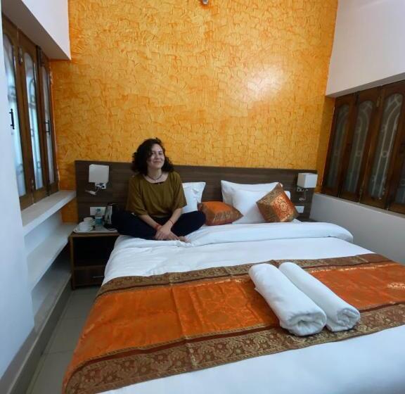 Quarto Deluxe, Live Free Hostel Varanasi