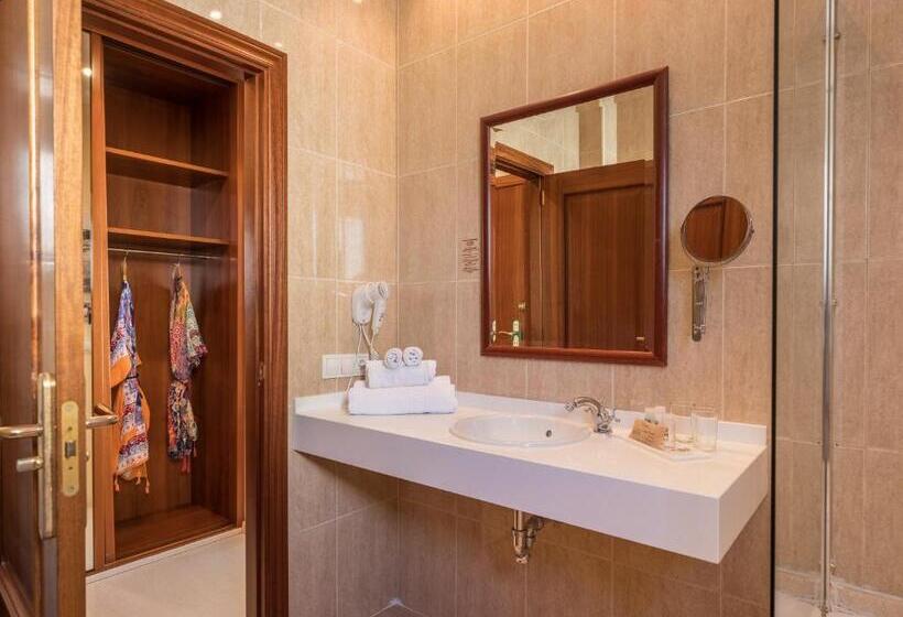 غرفة قياسية مطلّة علي البحر مزوَّدة بشُرفة, Ciutat Jardi