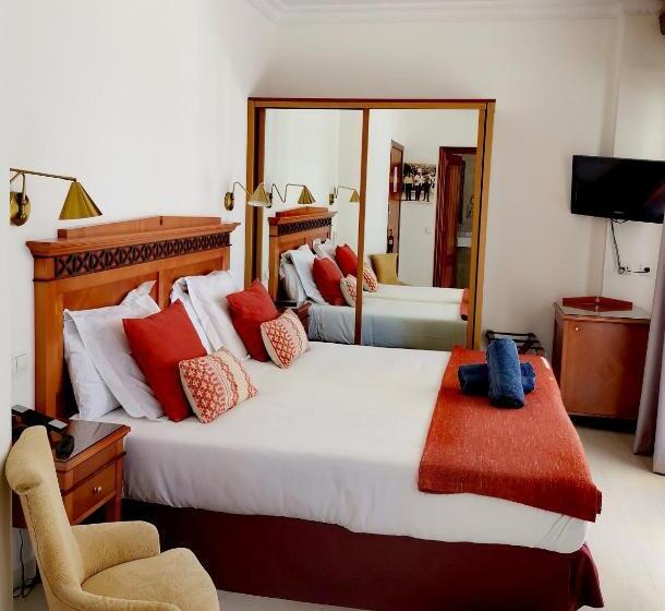 غرفة قياسية مطلّة علي البحر مزوَّدة بتراس, Ciutat Jardi