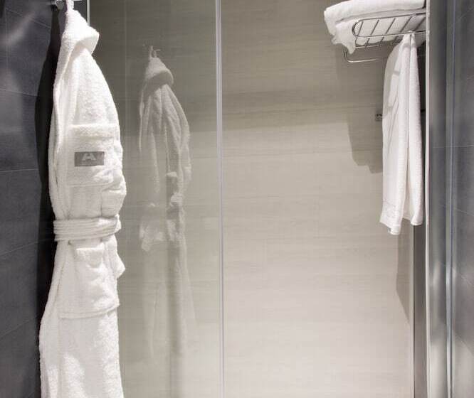 اتاق استاندارد سه نفره, Diagonal Plaza