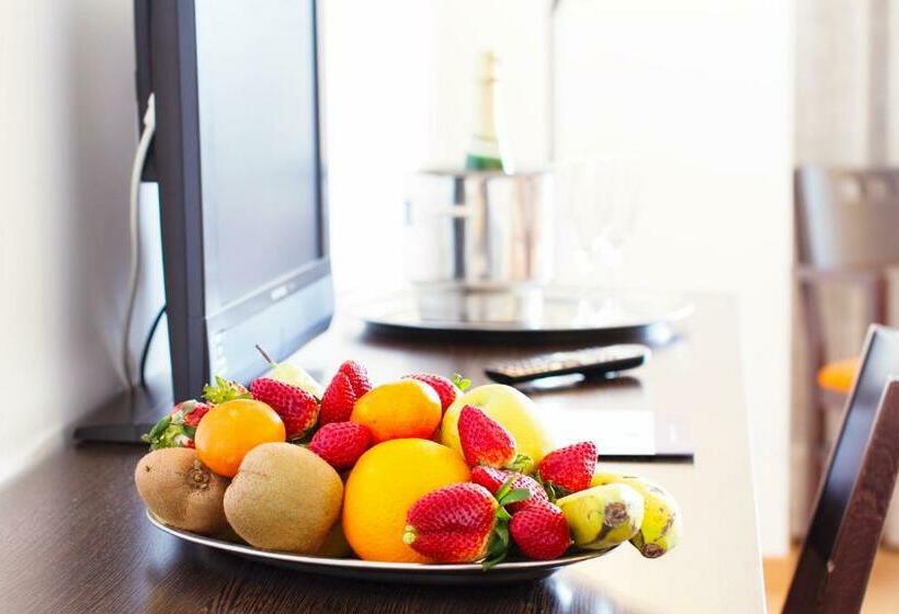 Полулюкс, La Estacion