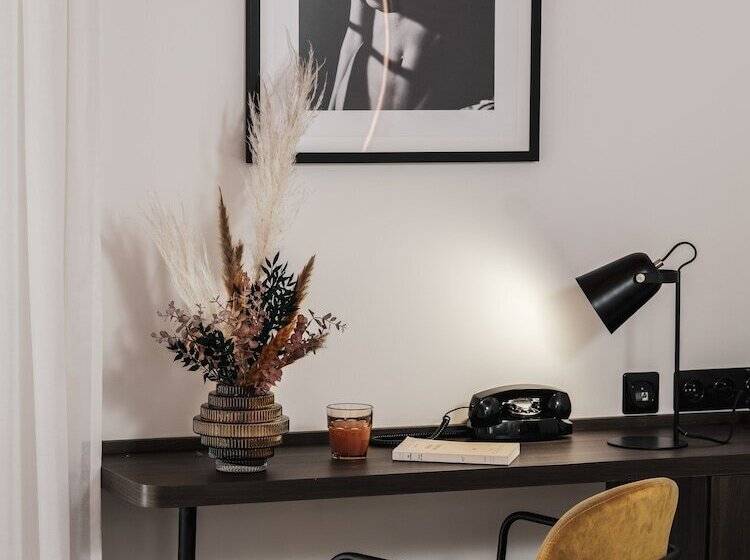 Номер Deluxe, Seven