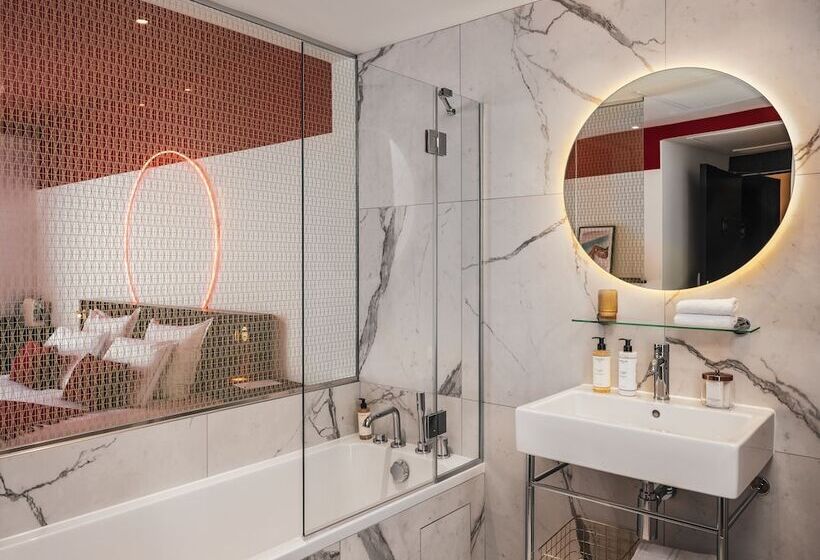 Номер Deluxe, Seven