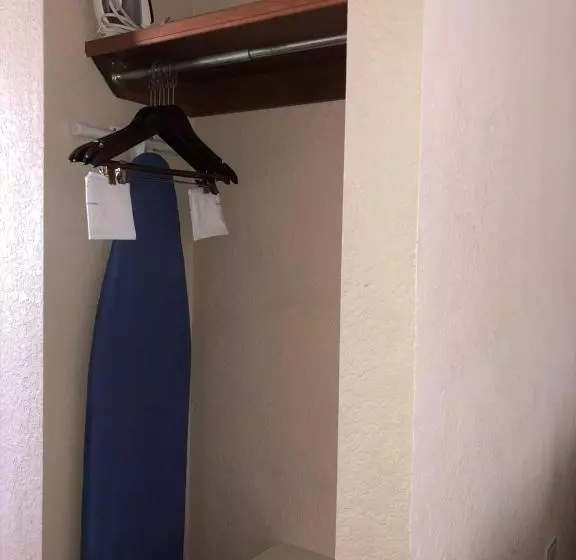 身障者適用キングサイズベッドルーム, Days Inn & Suites By Wyndham Fort Pierce I95