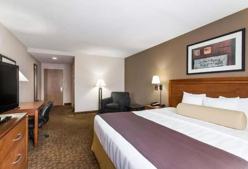 身障者適用キングサイズベッドルーム, Days Inn & Suites By Wyndham Fort Pierce I95