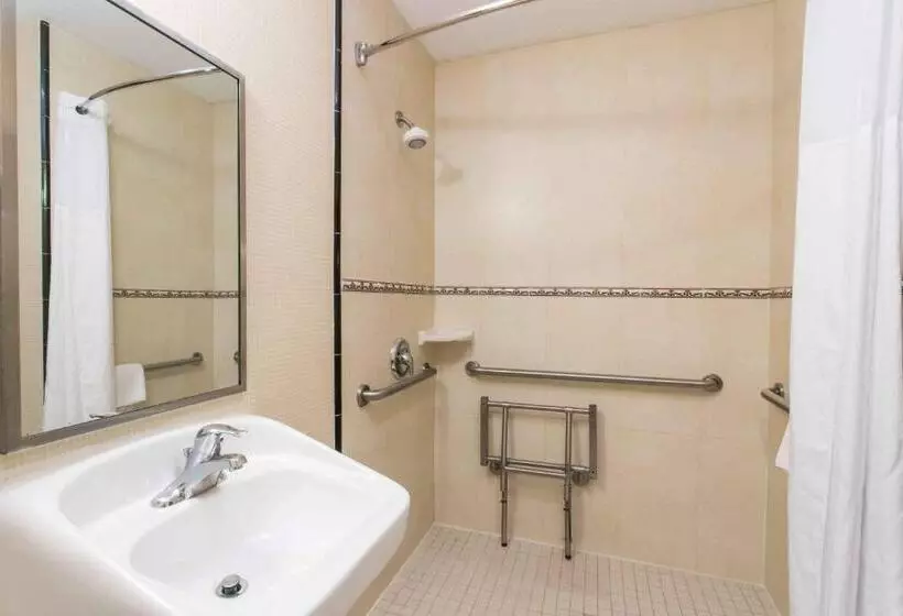 身障者適用スタンダードルーム, Days Inn & Suites By Wyndham Fort Pierce I95