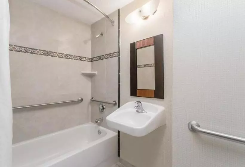 身障者適用スタンダードルーム, Days Inn & Suites By Wyndham Fort Pierce I95