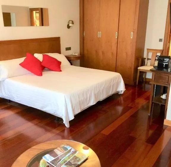 اتاق لوکس با تخت بزرگ, El Sella