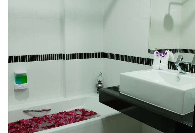 غرفة سوبيريور, First Residence