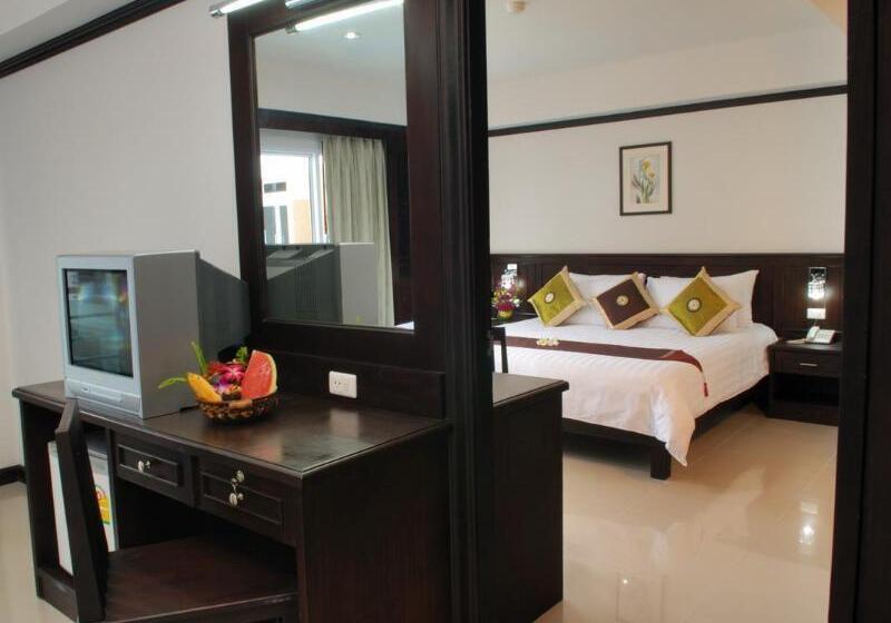 غرفة عائلية, First Residence