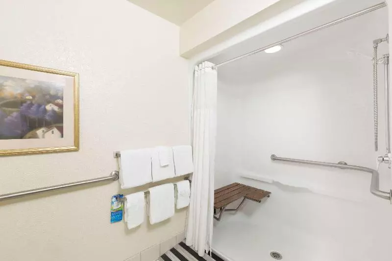 اتاق استاندارد با تخت بزرگ, Baymont By Wyndham Des Moines Airport