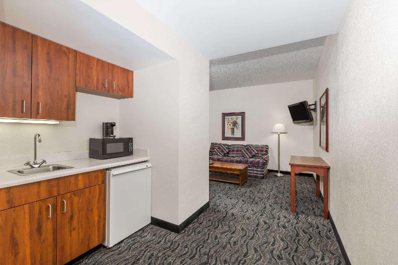חדר סטנדרט עם מיטת קינג, Baymont By Wyndham Des Moines Airport