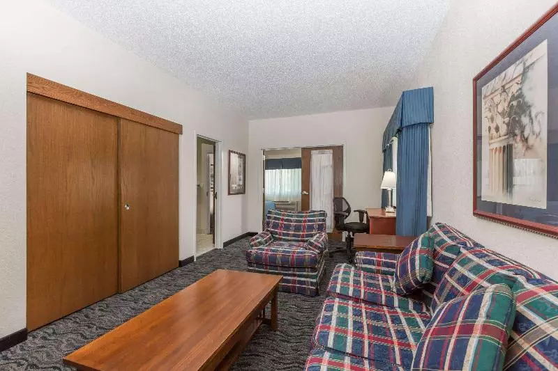 اتاق استاندارد با تخت بزرگ, Baymont By Wyndham Des Moines Airport