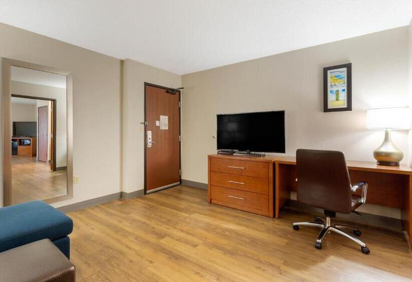 جناح, Comfort Inn & Suites