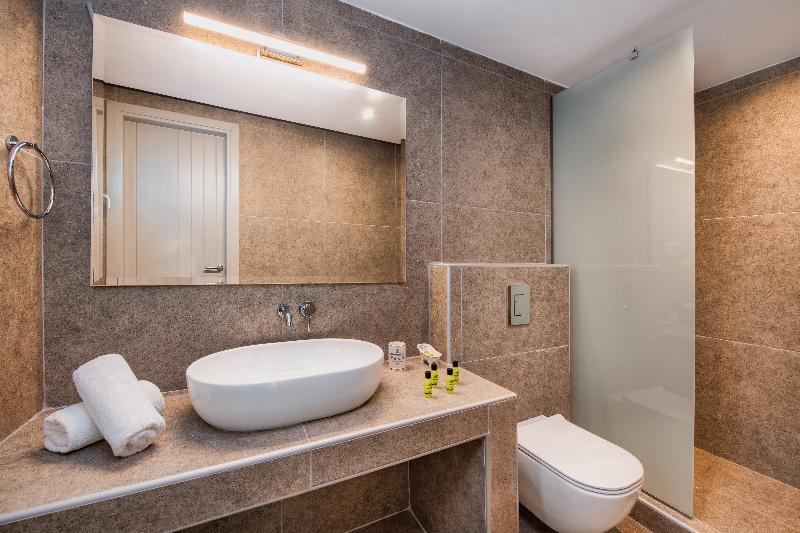 חדר סופריור, Fomithea