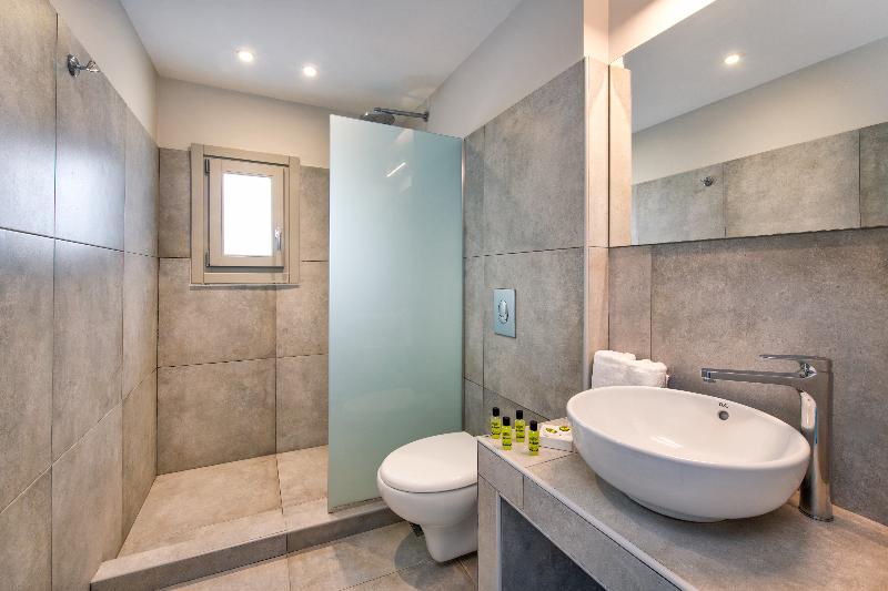 חדר סטנדרט לשלושה, Fomithea