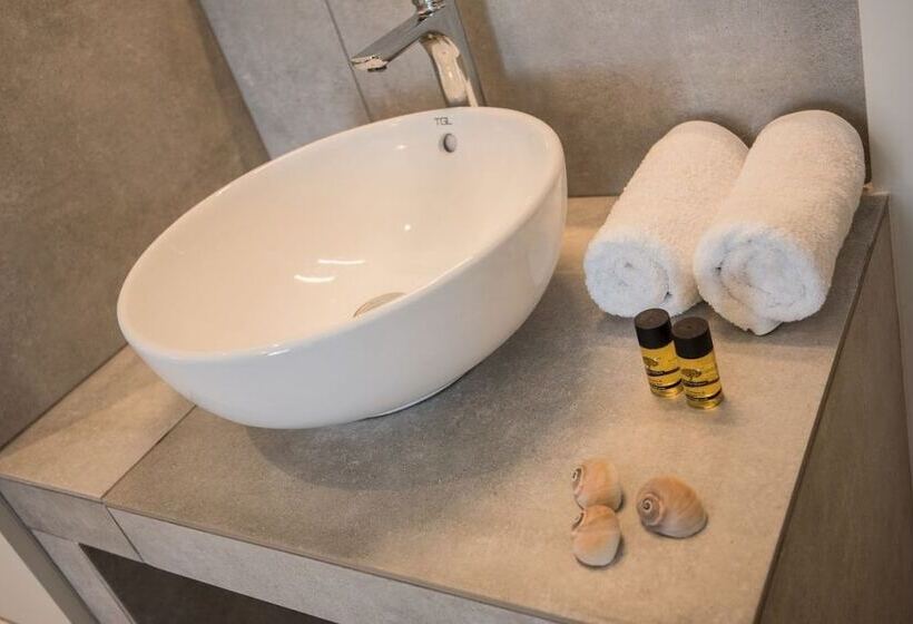 חדר סופריור, Fomithea