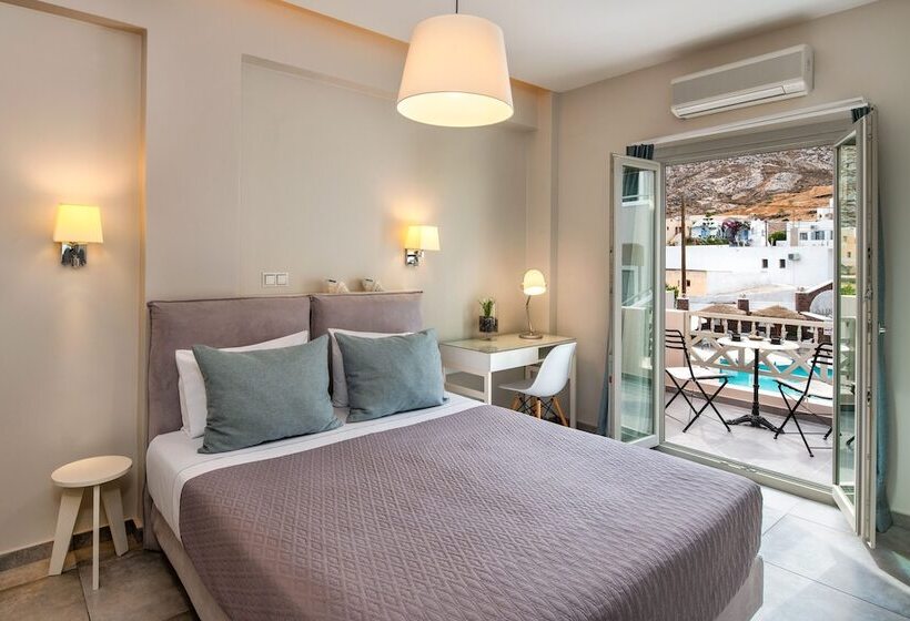 חדר סופריור, Fomithea