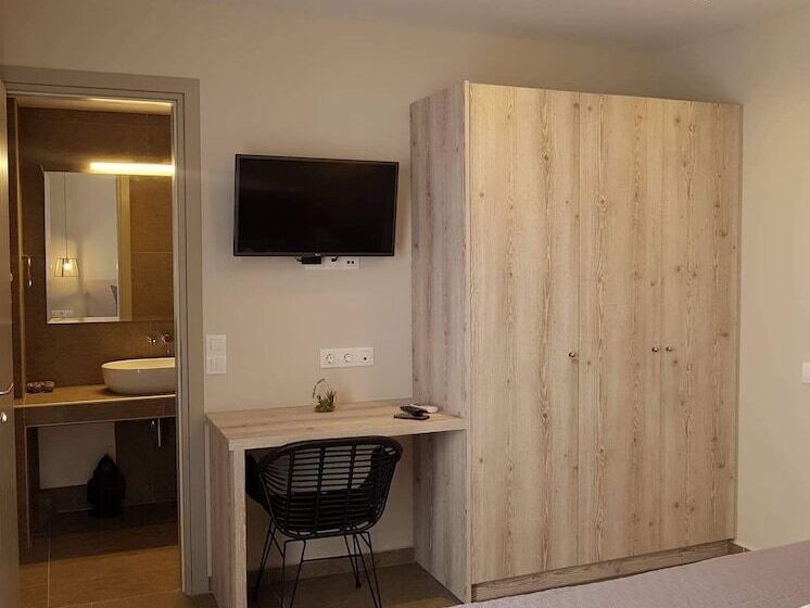 חדר סופריור, Fomithea