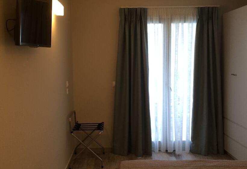 חדר סופריור, Fomithea