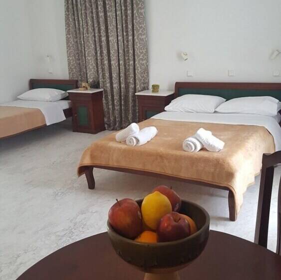 חדר סטנדרט לשלושה, Fomithea