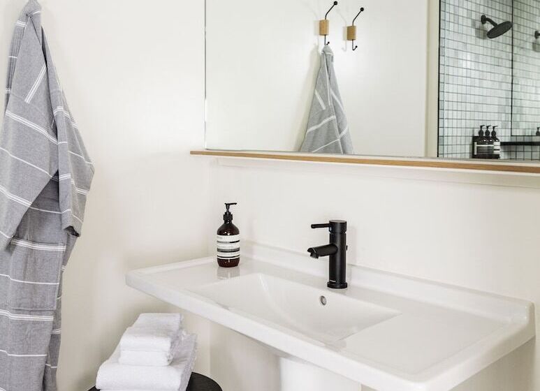 غرفه قياسيه سريرين مزدوجين, June West La, A Member Of Design Hotels