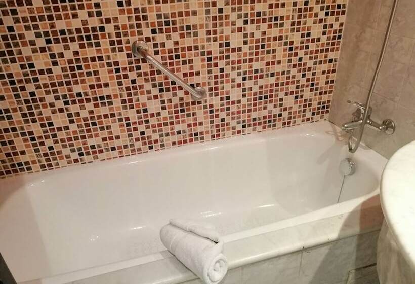 标准三人间, Tghat