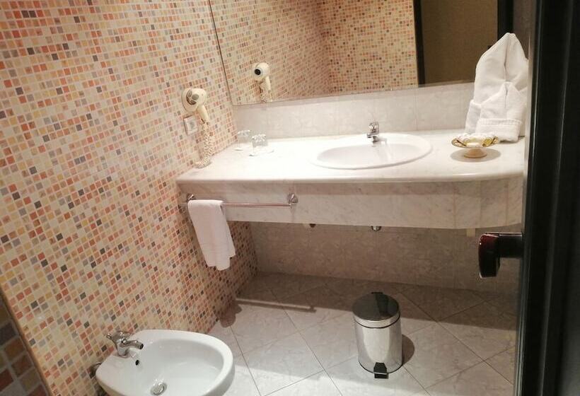 标准单人间, Tghat