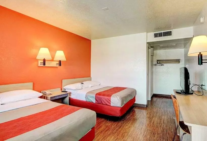 ２ダブルベッドのスタンダードルーム, Motel 6 Denver, Co  Airport