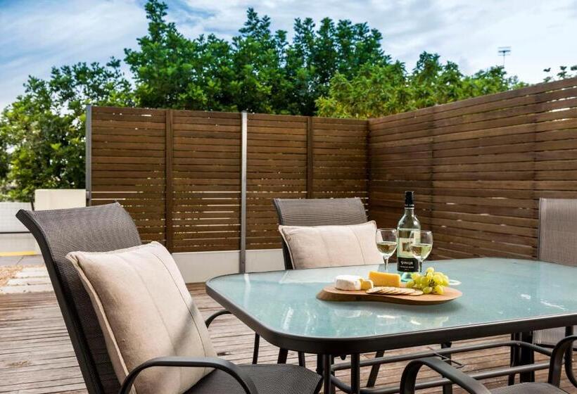 Апартаменты 2 Спальни, Oaks Nelson Bay Lure Suites