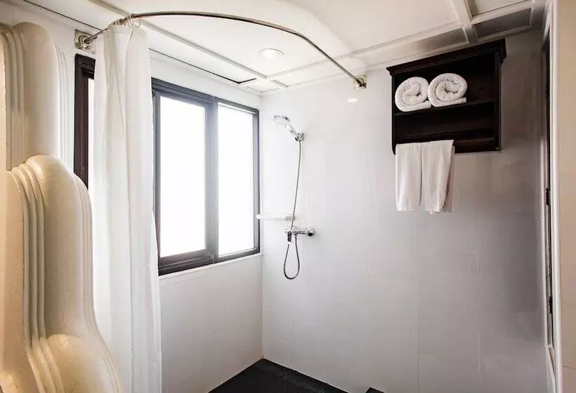 اتاق لوکس, Raming Lodge