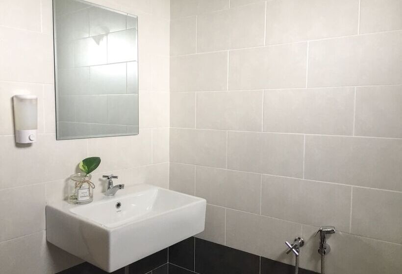 חדר משפחתי, Square Inn