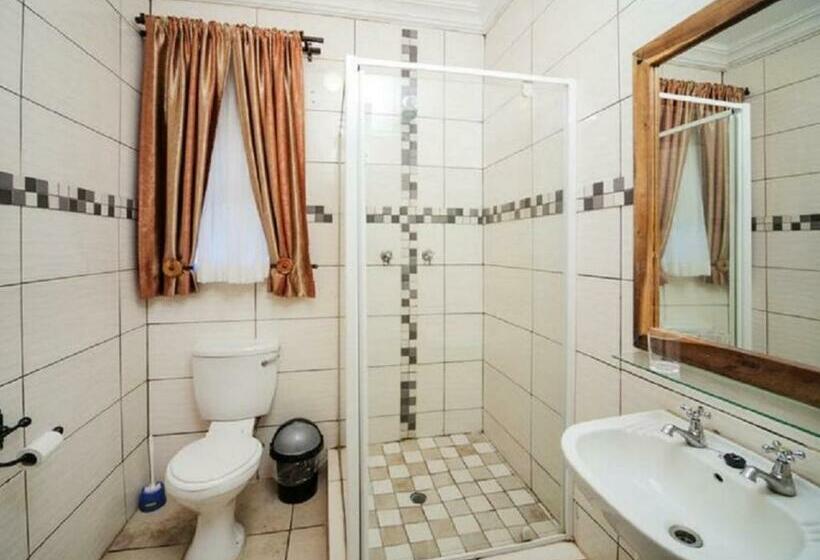 חדר משפחתי, Ivory Tusk Lodge